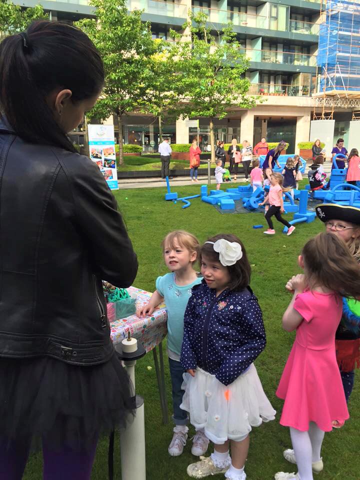 Christina making balloons for all the kids today #IrelandAm